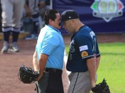 Tras una advertencia por parte del principal, el lanzador insistió en sus reclamaciones y fue expulsado. YOUTUBE / VERACRUZNEWSagencia