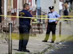 La policía de Filadelfia recupera el arma con la que se perpetraron los tiros. AP / M. Rourke