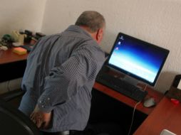 Las malas posturas, sedentarismo, sobrepeso, obesidad, uso de tacones altos o el aspecto emocional puede provocar el malestar. EL INFORMADOR / ARCHIVO