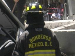 Al lugar arribaron los bomberos para retirar los vehículos. NTX / ARCHIVO