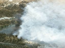Una fotografía aérea muestra el avance del incendio cerca del área turística de Big Bear, cuyo costo ya se aproxima a los siete MDD. AFP / J. Allen