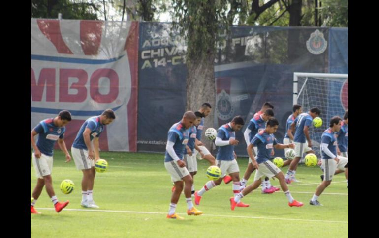 El jugador señala que el torneo anterior el equipo lo hizo bien pero quieren repetirlo y mejorar todo. TWITTER / @Chivas