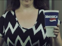 Diabetes, obesidad, caries y otras enfermedades relacionadas con el consumo de refrescos son los nuevos testigos de esta adaptación. YOUTUBE / CSPITV