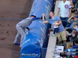 Momento en que un aficionado de los Cachorros y el bebé le roban el out al Titán González. ESPECIAL / http://m.mlb.com