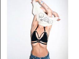 'Gracias por no retocar el vello de mi cuerpo como UNAS personas', escribe la cantante en la imagen. INSTAGRAM / mileycyrus