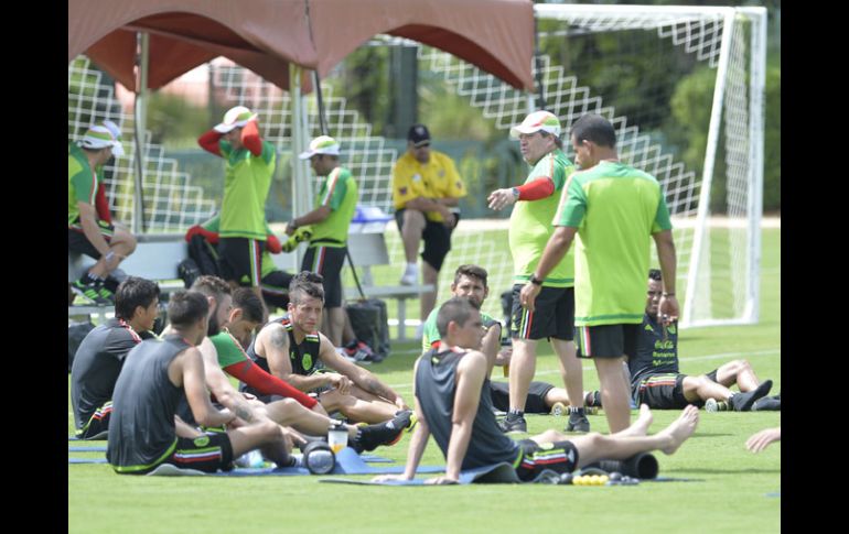 El técnico Miguel Herrera (centro) da indicaciones a los jugadores en una práctica del Tri. NTX / O.Vega