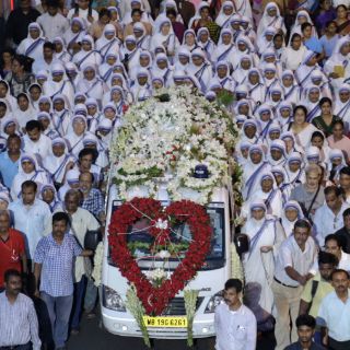 Cientos despiden a la sucesora de la Madre Teresa de Calcuta
