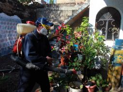 Se deben eliminar objetos que puedan acumular agua, ya que de esta forma se evita la reproducción del mosco. EL INFORMADOR / ARCHIVO