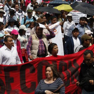 Maestros arriban a la SEP; piden hablar con Chuayffet