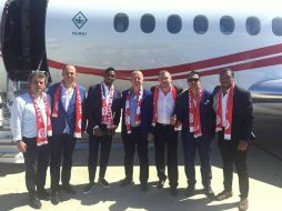 Eto'o (tercero de izq. a der.) voló desde Milán en compañía del presidente del club, Gültekin Gencer (centro) y su equipo. FACEBOOK / Antalyaspor