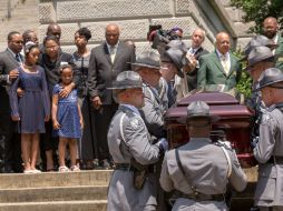 Esposa e hijas de Pinckney observan el cortejo fúnebre camino al Capitolio, donde el cuerpo fue velado. EFE / R. Ellis