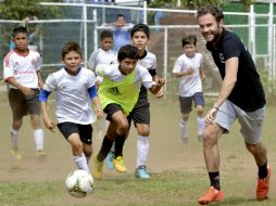 Mata corrió con los pequeños, que pasaron un buen rato con él. AFP / E. Ruiz