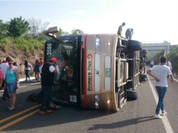 El accidente de un autobús es registrado, este jueves, en el tramo carretero Arteaga-Lázaro Cárdenas. SUN /