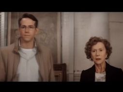 Reynolds (i) da vida a un joven abogado quien ayudará a Helen Mirren (d) a recuperar su patrimonio. YOUTUBE / MovieTrailers Latinoamérica