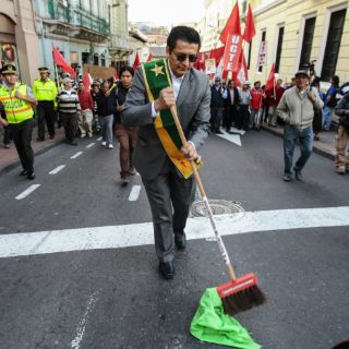 Miles de personas protestan contra el presidente de Ecuador