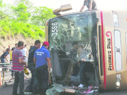 ACCIDENTE. Así quedó el autobús que transportaba a los estudiantes de la UdeG que se dirigían a Ixtapa. ESPECIAL /