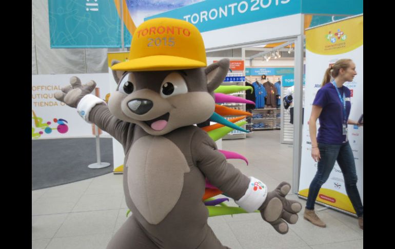 'Pachi', la mascota oficial de los Juegos Panamericanos Toronto 2015 es vista en varios puntos de la ciudad. NTX / I. Inclán