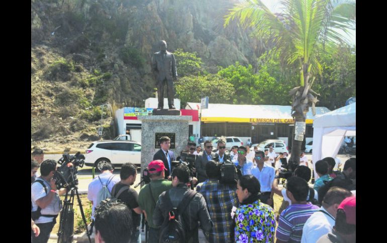 Al pie de la estatua de Salvador Lizárraga, la Original Banda El Limón, en conferencia de prensa. EL INFORMADOR / E. Esparza