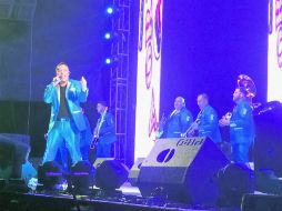 La Original Banda El Limón tuvo cantantes invitados, como Julio Preciado. EL INFORMADOR / E. Esparza
