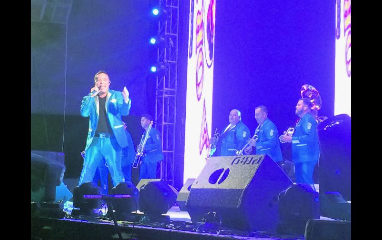 La Original Banda El Limón tuvo cantantes invitados, como Julio Preciado. EL INFORMADOR / E. Esparza