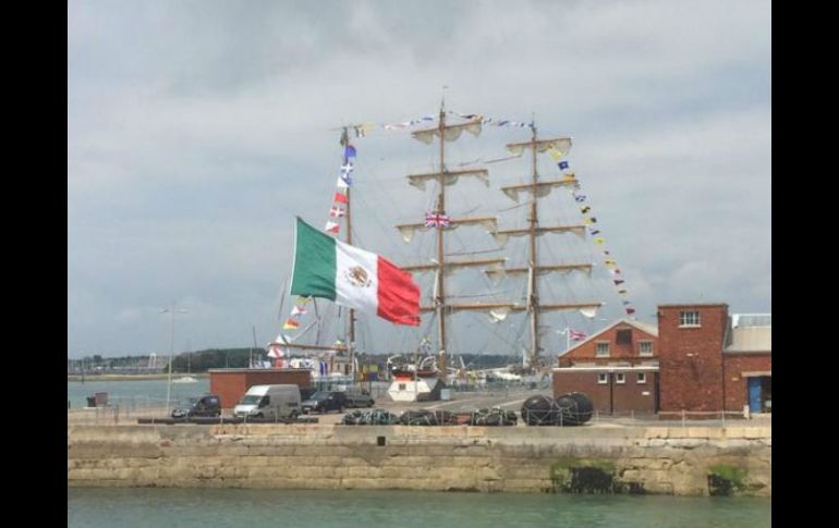 La bandera mexicana de esta histórica base naval es izada a toda asta en señal de bienvenida y de amistad entre las dos naciones. TWITTER / @gomezpickering