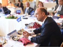 El ministro italiano considera que con los atentados de este viernes, enseñan que 'ningún país está bajo riesgo cero'. TWITTER / @angealfa