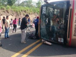 El accidente de la Autopista Siglo XXI dejó un muerto y varios heridos. ESPECIAL / PC Michoacán