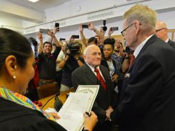 George Harris (izq.) y Jack Evans (der.) contraen matrimonio en un juzgado tras 54 años juntos, en Dallas, Texas. EFE / L. Smith