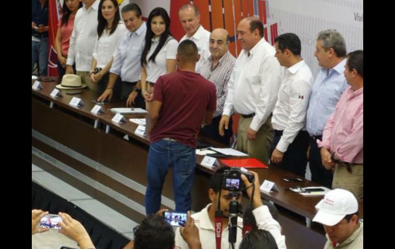 Jesús Murillo reconoce el entusiasmo de los pobladores de Ciudad Acuña durante un viaje de trabajo para supervisar las labores. TWITTER / @SEDATU_mx