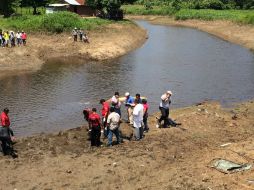 Una camioneta blanca salió por el cabezal del puente y cayó al agua esta tarde. EFE /