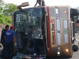 El camión 3596 de Primera Plus se dirigía hacia Ixtapa con 45 personas a bordo la mañana del jueves. ESPECIAL / PC Michoacán
