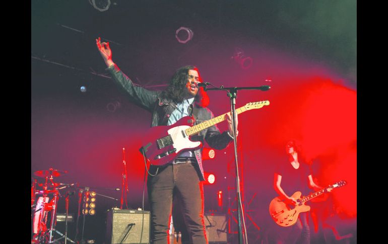 A tono. Luces verdes, amarillas, violeta o azules que iluminaban a la banda. EL INFORMADOR / P. Franco