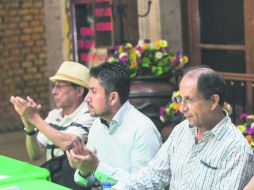Junto a Orlando Idrovo (con la camisa a cuadros) se sentaron Jolanta Machalewicz (de negro) y Sergio Rodríguez (de azul). EL INFORMADOR / P. Franco