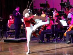 La presentación se compone de un diseño escénico conceptual y retro. NTX / ARCHIVO