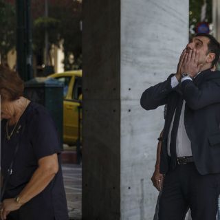 Griegos abarrotan los bancos para retirar sus ahorros