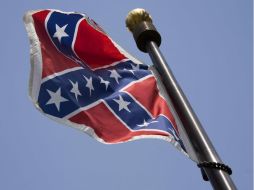 Los partidarios de mantener la bandera en el lugar planean un mitin en el monumento más tarde el sábado. AFP / J. Watson
