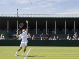 Roger Federer durante un entrenamiento para preparar el torneo de Wimbledon, en Londres. EFE / P. Klaunzer