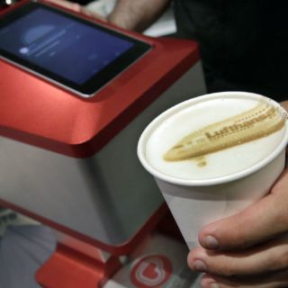 Presentan máquina que pinta sobre la espuma del café