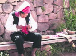 Tradición. Con su chullo blanco que acredita su soltería este taquileño se afana en su tejido de cinco agujas. EL INFORMADOR / P. Fernández