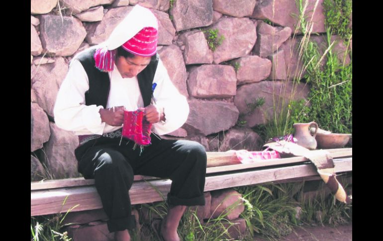 Tradición. Con su chullo blanco que acredita su soltería este taquileño se afana en su tejido de cinco agujas. EL INFORMADOR / P. Fernández