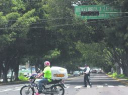 Un agente de tránsito controla la vialidad en el cruce de Avenida Mariano Otero con Topacio, al no funcionar las luces del semáforo. EL INFORMADOR / A. Hinojosa