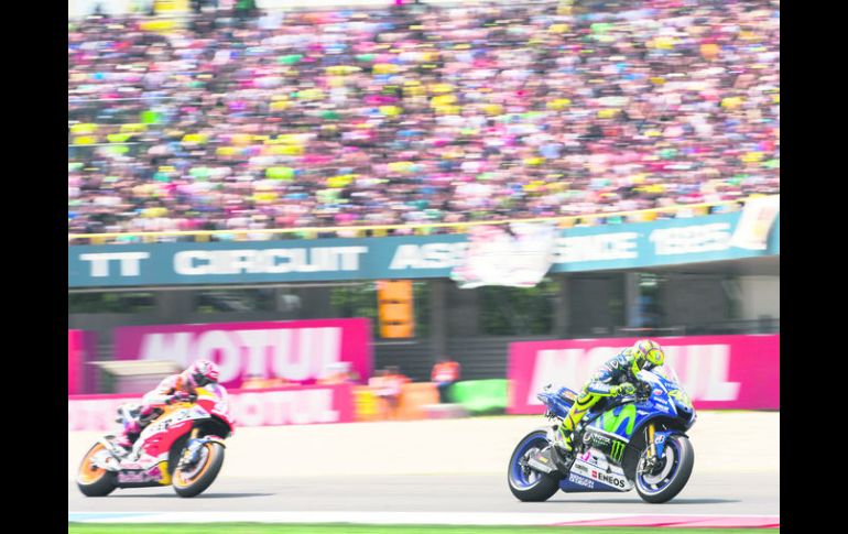 De alarido. El italiano Valentino Rossi (der), líder del Mundial, se impuso en un intenso duelo al español Marc Márquez (izq). AP / V. Jannink