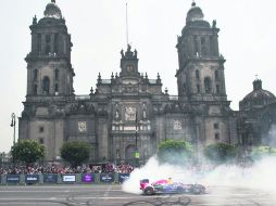 'Donas' frente a Catedral. La escudería Red Bull agitó la bandera verde del GP de México al mostrar al coche campeón del mundo en 2011. AP / M. Ugarte