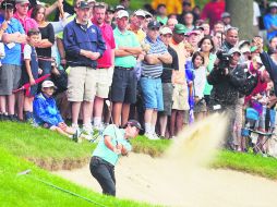 Brian Harman saca la pelota del bunker del hoyo 14 durante la tercera ronda del Travelers Championship. AFP / J. Rogash