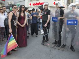 Manifestantes quedaron perplejos con las acciones de los agentes. EFE / T. Bozoglu