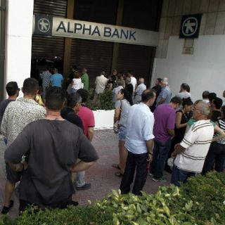 Griegos comienzan una ansiosa búsqueda de cajeros ante incertidumbre