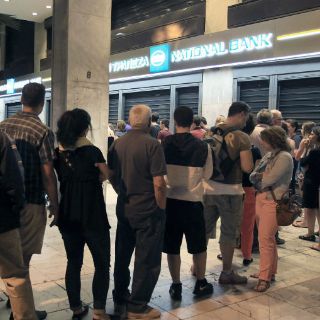 El euro cae por debajo de 1.1 dólares lastrado por Grecia