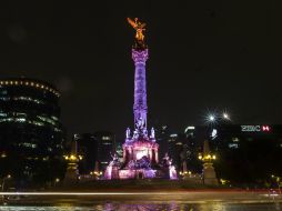 El Ángel de la Independencia se iluminó con los colores del arcoíris, como muestra de respeto por la comunidad LGBT. NTX / I. Hernández