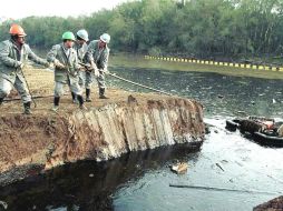 El producto derramado se extendió en una mancha de un metro cuadrado y se recuperó con una unidad de presión-vacío. AFP / ARCHIVO