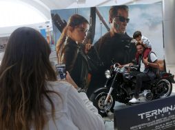 Las familias que pasean por la plaza han encontrado en la moto un nuevo pretexto para una agradable convivencia. EL INFORMADOR / A. Hinojosa